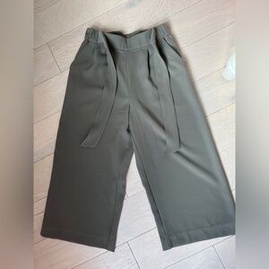 Lululemon cropped noir pant (6) grey sage green